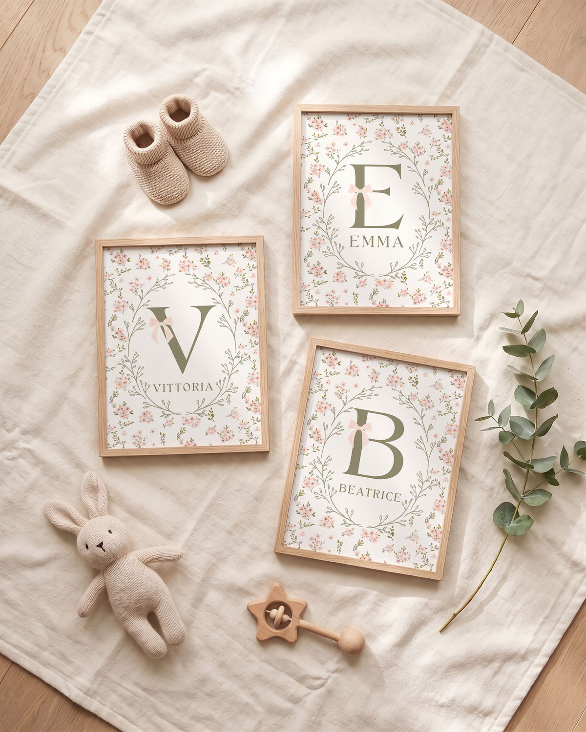 Quadro con Iniziale Personalizzata - Ghirlanda Botanica e Fiocco