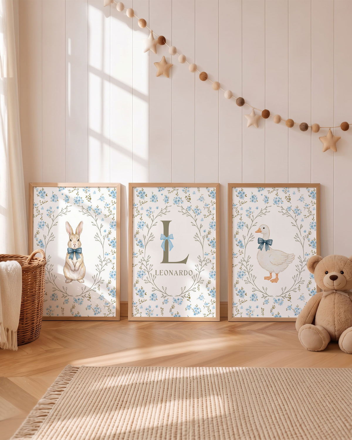 Set 3 Quadri Personalizzati - Iniziale, Coniglietto e Ochetta, colore azzurro per cameretta bambino.