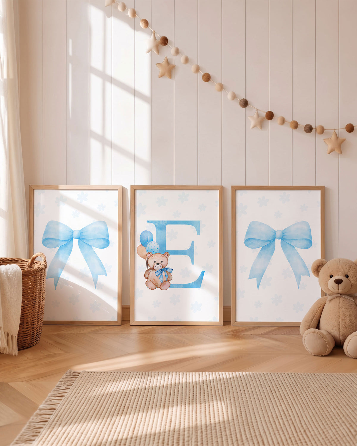 Set 3 Quadri Personalizzati - Iniziale, Orsetto e Fiocchi, colore azzurro per cameretta bambino.