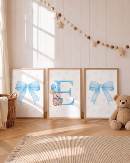 Set 3 Quadri Personalizzati - Iniziale, Orsetto e Fiocchi, colore azzurro per cameretta bambino.