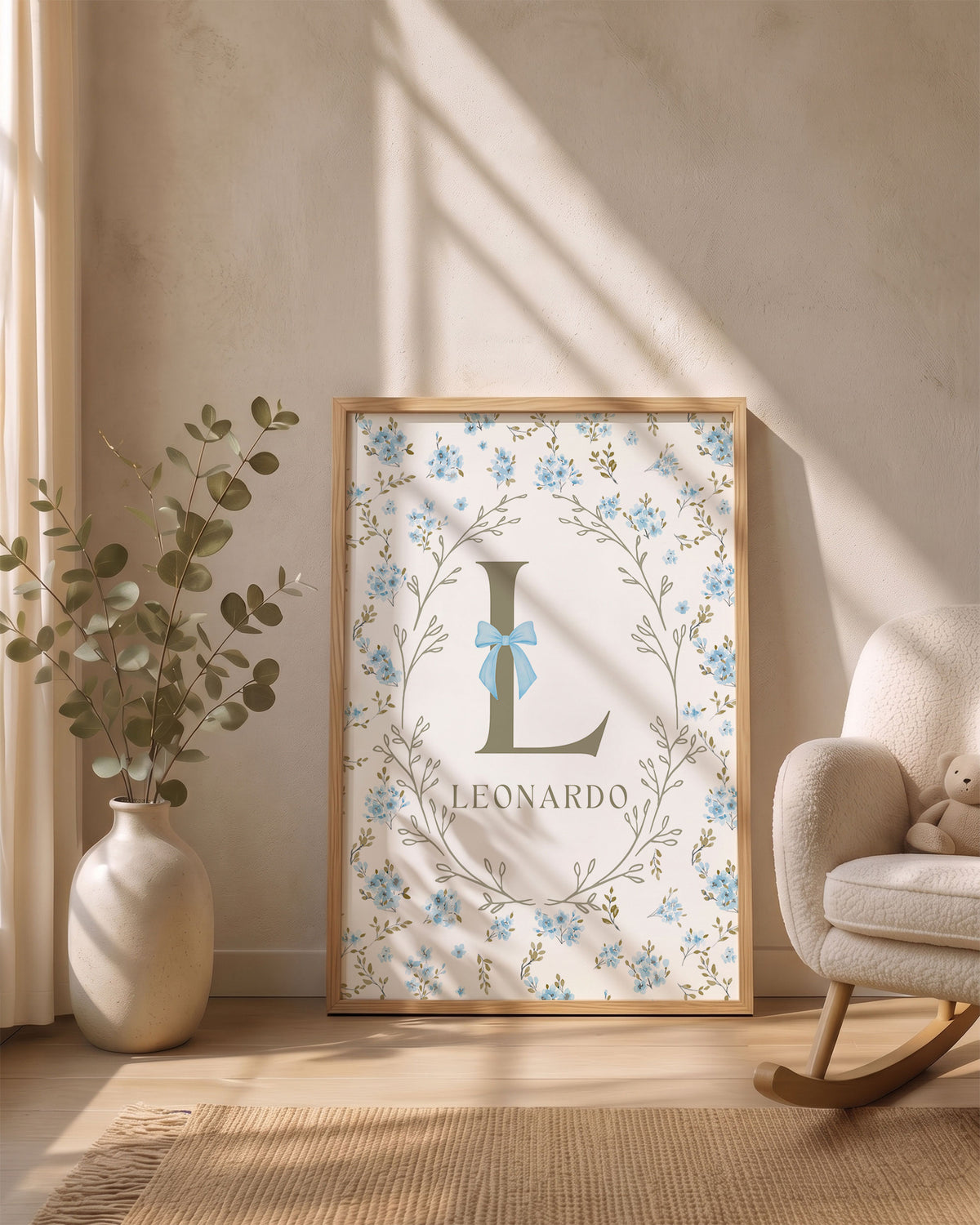 Quadro con Iniziale Personalizzata - Ghirlanda Botanica e Fiocco, colore azzurro per cameretta bambino.