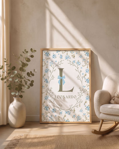 Quadro con Iniziale Personalizzata - Ghirlanda Botanica e Fiocco, colore azzurro per cameretta bambino.