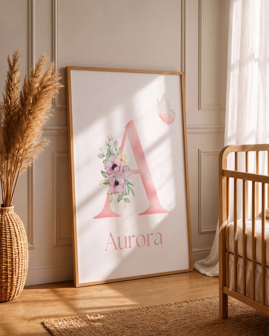 Quadro con Iniziale Personalizzata - Acquerello Floreale e Farfalla, colore rosa per cameretta bambina.