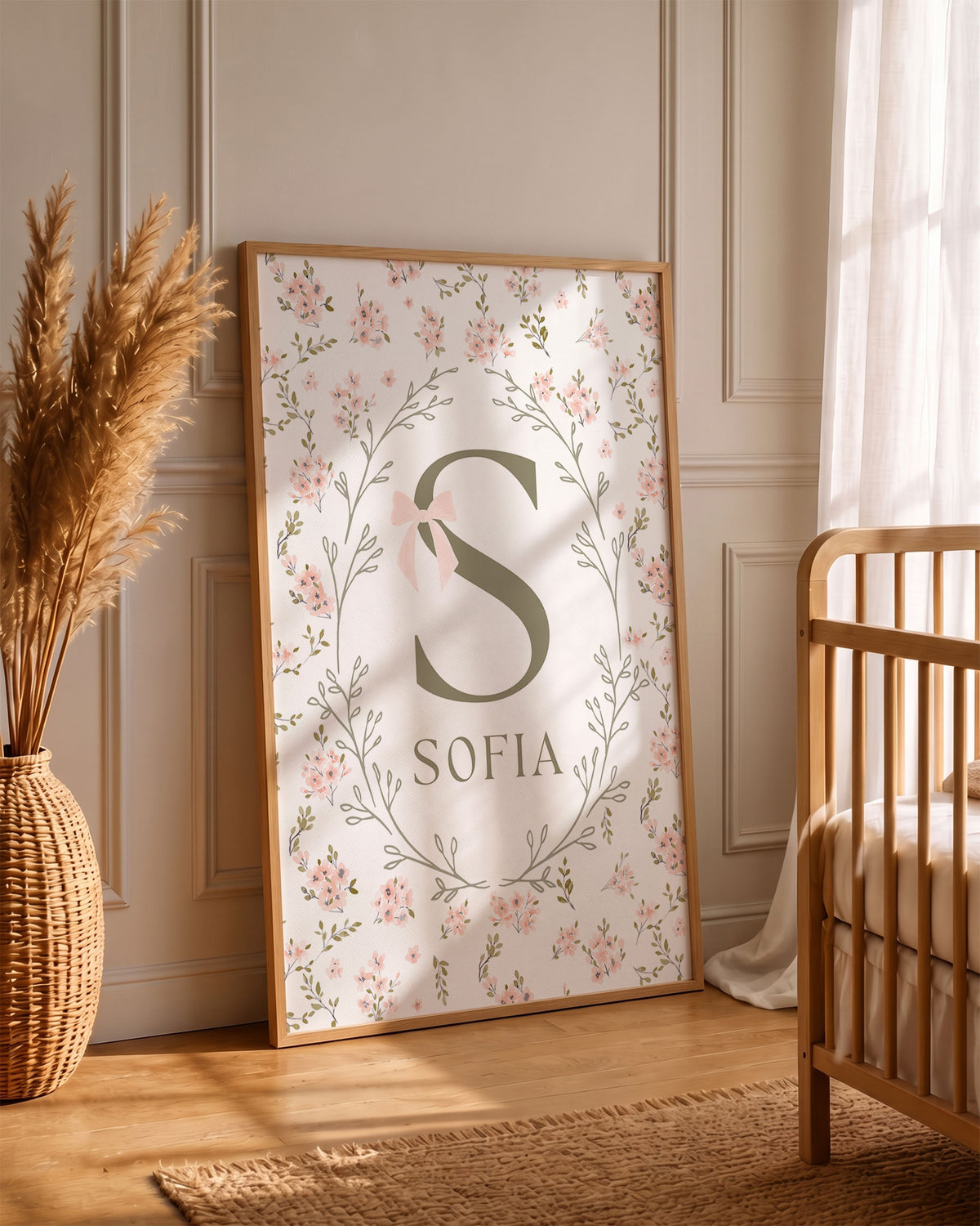 Quadro con Iniziale Personalizzata - Ghirlanda Botanica e Fiocco, colore rosa per cameretta bambina.