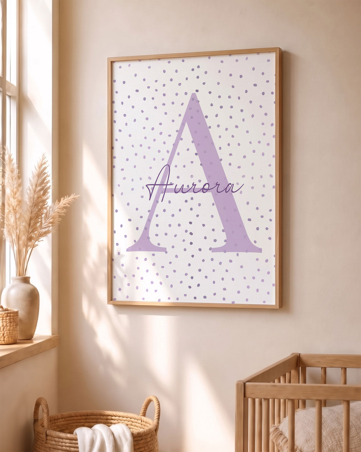 Quadro con Iniziale Personalizzata - Nome e Sfondo a Pois, colore viola per cameretta bambina.