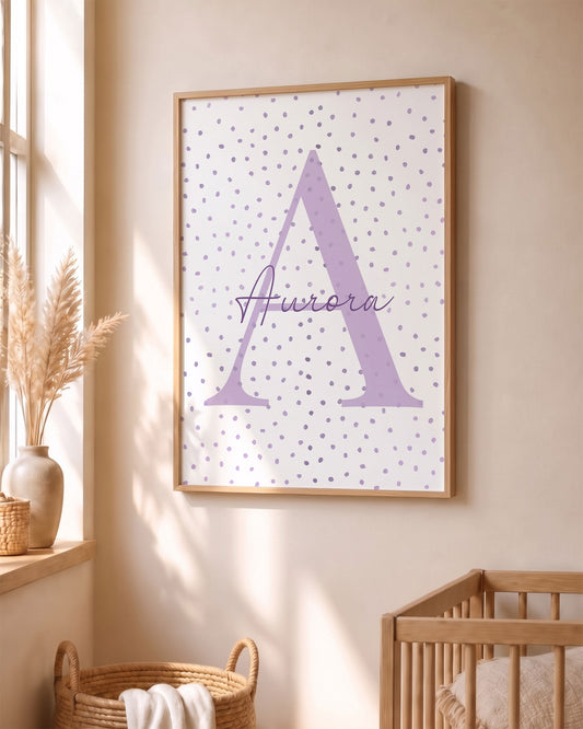 Quadro con Iniziale Personalizzata - Nome e Sfondo a Pois, colore viola per cameretta bambina.
