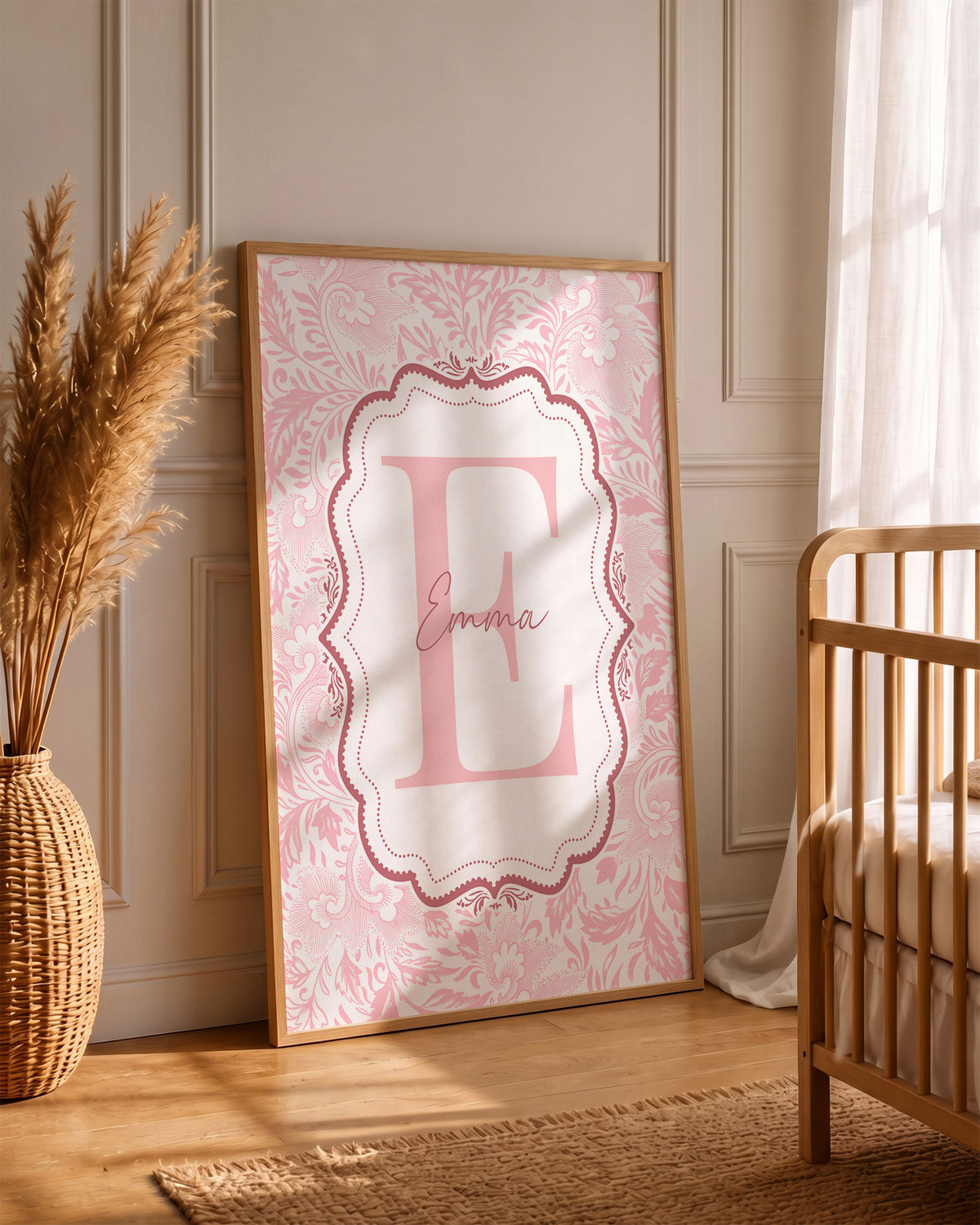 Quadro con Iniziale Personalizzata - Stile Damascato e Nome, colore rosa per cameretta bambina.