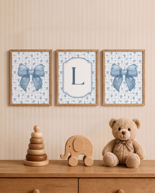 Set 3 Quadri Personalizzati - Iniziale, Fiocchi e Motivo a Quadri, colore blu per cameretta bambino.