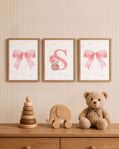 Set 3 Quadri Personalizzati - Iniziale, Orsetto e Fiocchi, colore rosa per cameretta bambina.