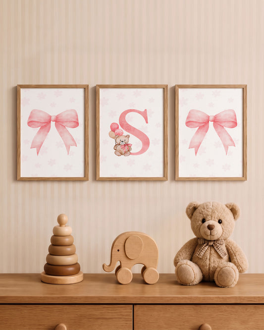 Set 3 Quadri Personalizzati - Iniziale, Orsetto e Fiocchi, colore rosa per cameretta bambina.