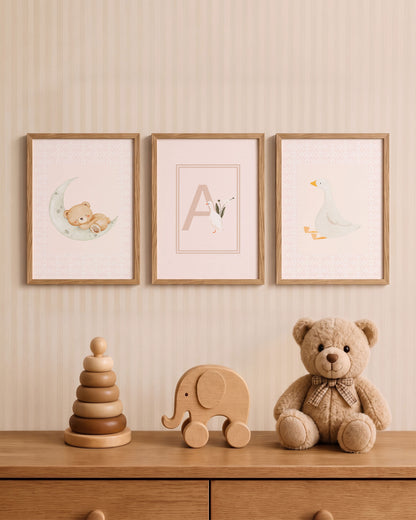Set 3 Quadri Personalizzati - Iniziale, Orsetto e Ochetta, colore rosa per cameretta bambina.