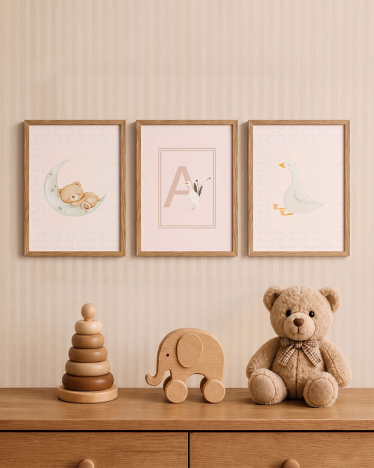 Set 3 Quadri Personalizzati - Iniziale, Orsetto e Ochetta, colore rosa per cameretta bambina.